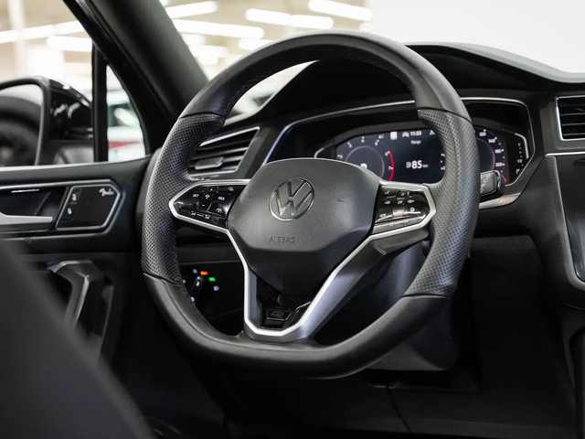 VW Tiguan HIGHLINE R-LINE AWD | Nav | Panoroof | CarPlay All Wheel Drive - автомобили, коли, обяви за нови и употребявани 11