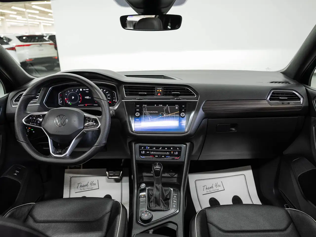VW Tiguan HIGHLINE R-LINE AWD | Nav | Panoroof | CarPlay All Wheel Drive - автомобили, коли, обяви за нови и употребявани 10