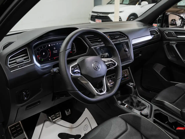 VW Tiguan HIGHLINE R-LINE AWD | Nav | Panoroof | CarPlay All Wheel Drive - автомобили, коли, обяви за нови и употребявани 13