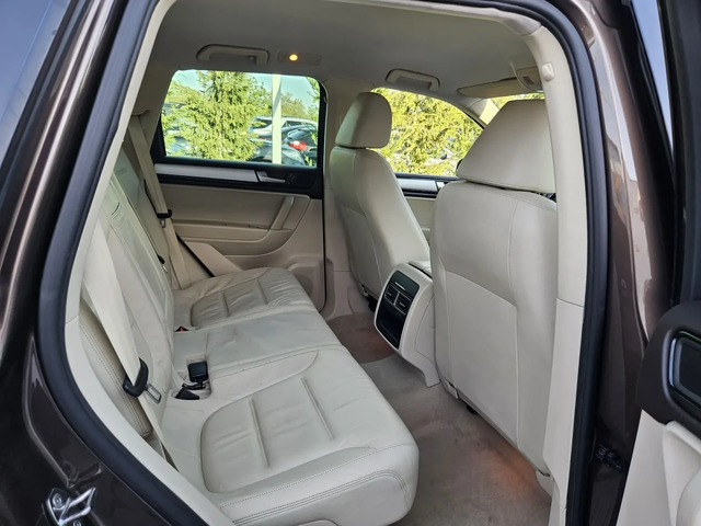 VW Touareg 3.0TDI-240кс= 8СКОРОСТИ= 4x4= LED= ПОДГРЕВ= НАВИ - автомобили, коли, обяви за нови и употребявани 13