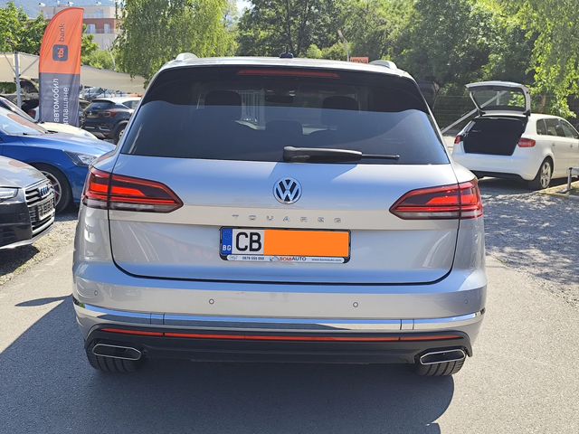 VW Touareg 3.0TDi* 4X4* VIRTUAL * ПОДГРЕВ*  LED* КОЖА* CARPLA - автомобили, коли, обяви за нови и употребявани 4