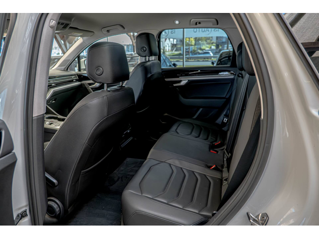 VW Touareg 3.0TDI/Elegance/4Motion/Lane Assist/F1/Isofix - автомобили, коли, обяви за нови и употребявани 7