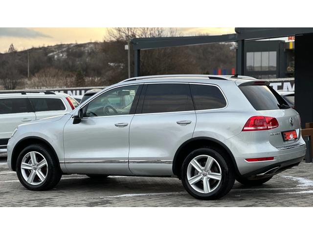 VW Touareg 3.0TDI* 239kc* BLUEMOTION* NAVI* LED* TOP* - автомобили, коли, обяви за нови и употребявани 3