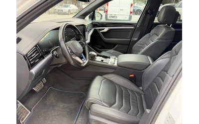 VW Touareg ГАРАНЦИЯ Hybrid R-Line 462 Black Edition Panorama - автомобили, коли, обяви за нови и употребявани 13