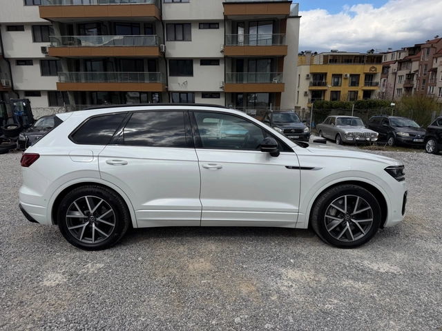 VW Touareg ГАРАНЦИЯ Hybrid R-Line 462 Black Edition Panorama - автомобили, коли, обяви за нови и употребявани 3
