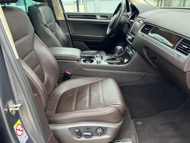 VW Touareg 3.0TDI, 4-MOTION, FULL SERVICE VW-KATO HOB, PANO, - автомобили, коли, обяви за нови и употребявани 9