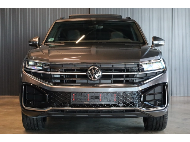 VW Touareg * NEW MODEL* R-LINE* IQ HD MATRIX LIGHTS* PANO! - автомобили, коли, обяви за нови и употребявани 1