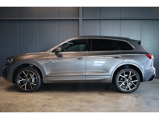 VW Touareg * NEW MODEL* R-LINE* IQ HD MATRIX LIGHTS* PANO! - автомобили, коли, обяви за нови и употребявани 2