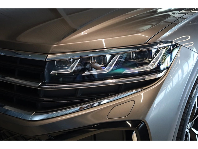 VW Touareg * NEW MODEL* R-LINE* IQ HD MATRIX LIGHTS* PANO! - автомобили, коли, обяви за нови и употребявани 3