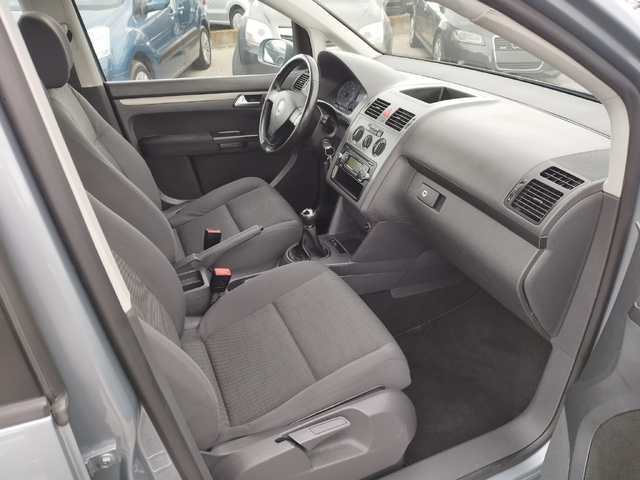 VW Touran 1.6I 102 к.с. - автомобили, коли, обяви за нови и употребявани 0