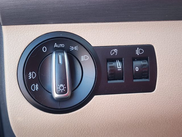 VW Touran 1.6TDI DSG - автомобили, коли, обяви за нови и употребявани 11