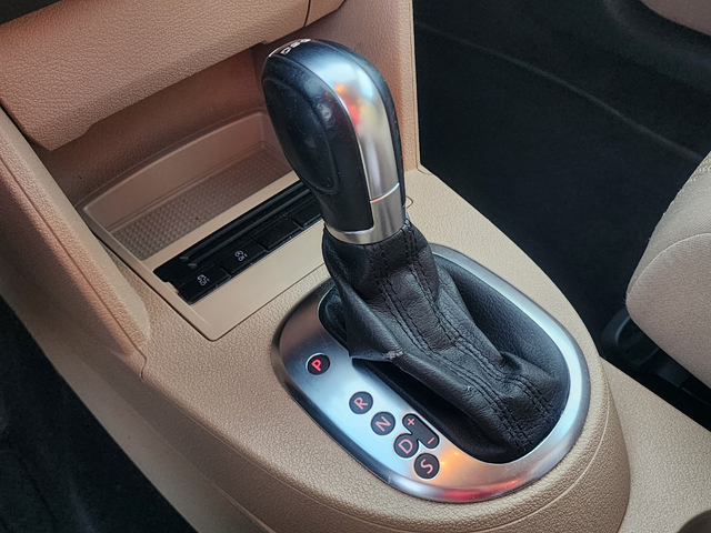 VW Touran 1.6TDI DSG - автомобили, коли, обяви за нови и употребявани 9